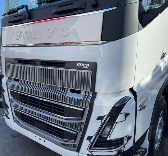 Frontplaat Volvo FH4B/FH5 + 'VOLVO' LETTERS