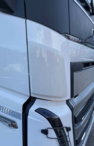 [428AD4405] Dirt deflectors Volvo FH4B/5